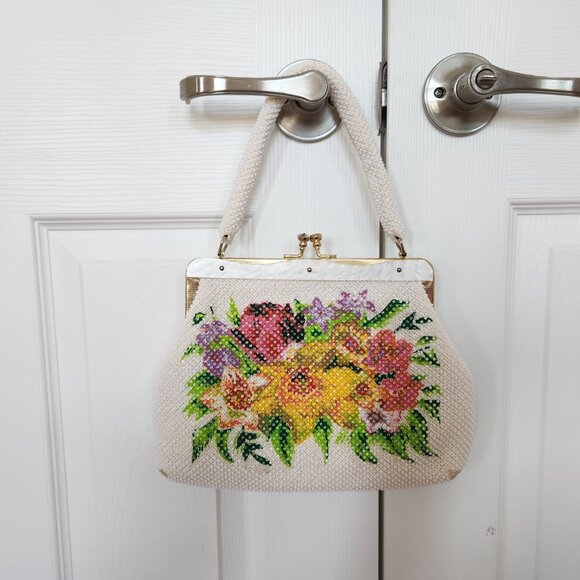 VINTAGE 1960-S BEADED BAG WITH FLOWER DESIGN. - Picture 10 of 10